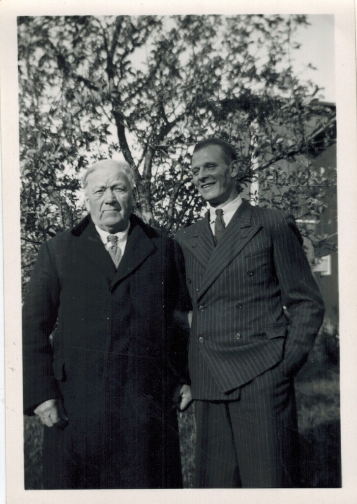 Adolf Simon Svensson med en av sönerna