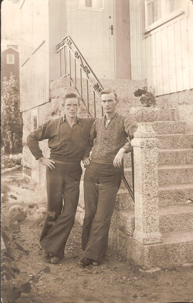 Två av bröderna Svensson framför huset i Ekebäck, Göteborg