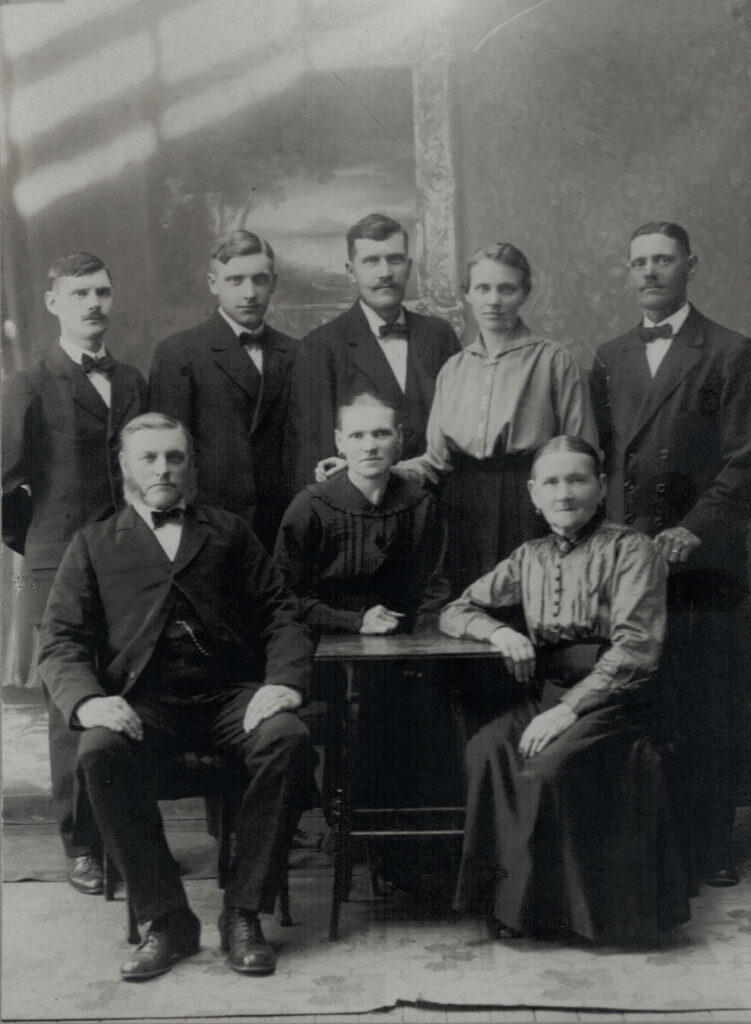 Familjen Andersson
Övre raden från vänster: Ludvig, Gustaf, Johan, Johanna & Svante Nedre raden från vänster: Anders, Josefina & Lotta